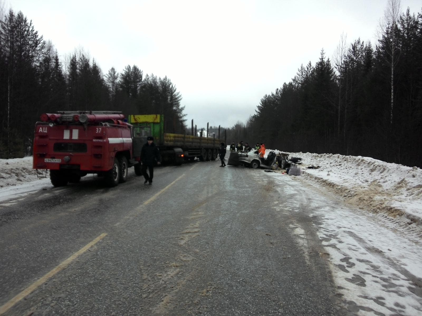На трассе Киров - Сыктывкар "Камаз" протаранил ВАЗ на встречной полосе