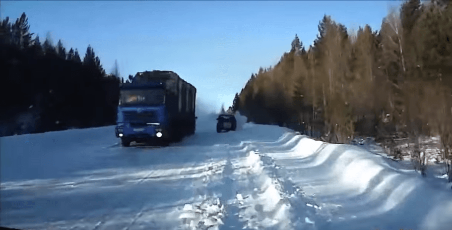 Не разъехались на трассе: «Нива» выехала на встречную полосу