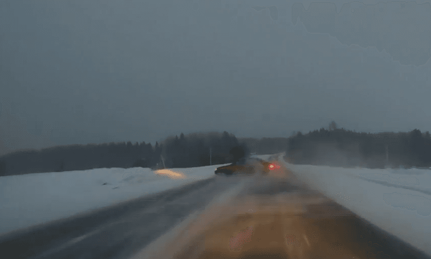 Лихача после обгона остановил лишь сугроб