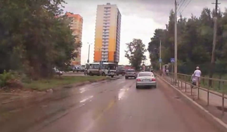 Опасный обгон. На Заводской водитель кроссовера едва не учинил несколько ДТП