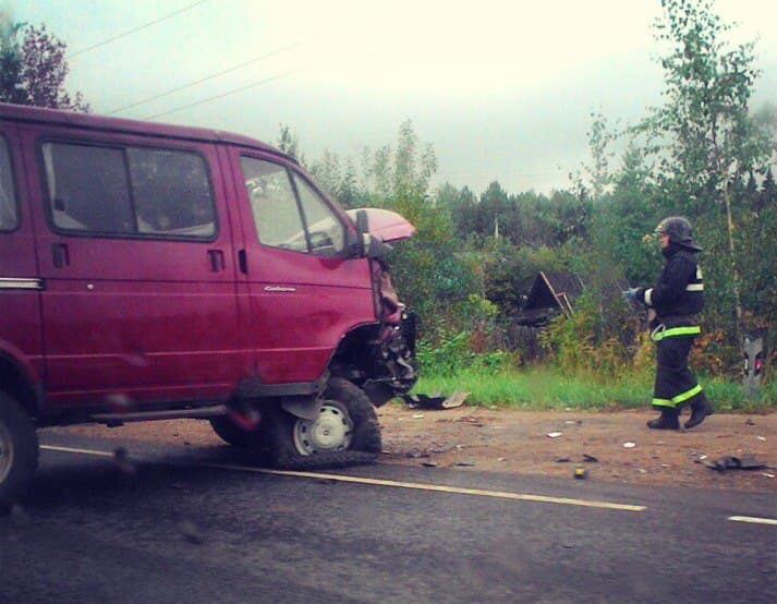 На южном обходе Кирова столкнулись «Соболь» и Opel. Проезд затруднен