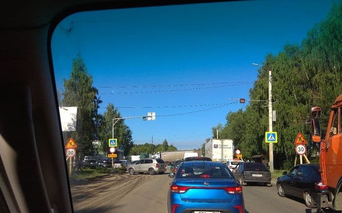 Ловушка на выезде из Кирова: раскопки улицы Щорса привели к транспортному беспределу и пробкам