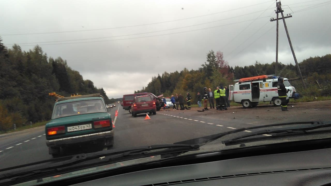 На южном обходе Кирова столкнулись «Соболь» и Opel. Проезд затруднен