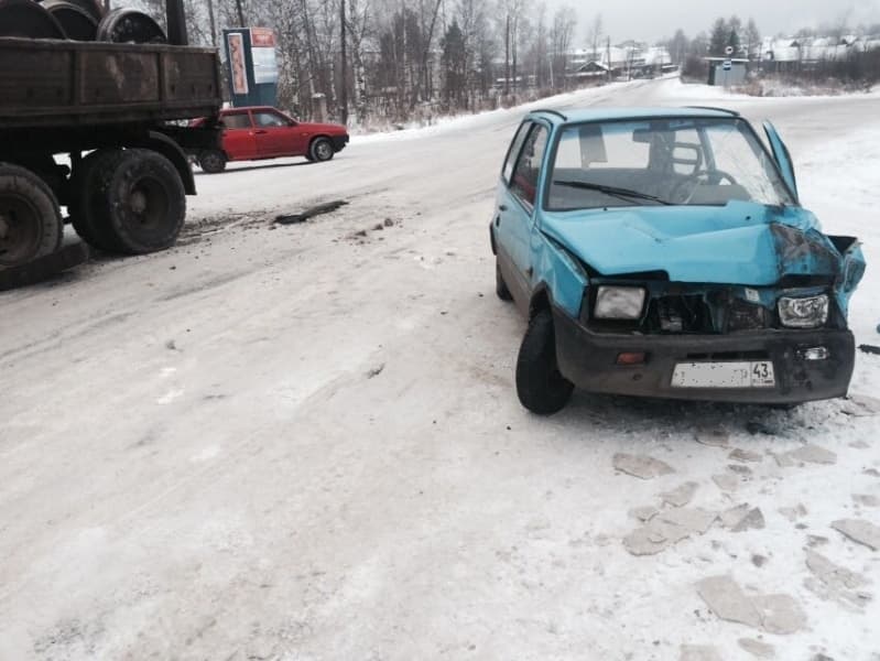 Водитель «Оки» остался жив и почти невредим после столкновения с «Камазом»