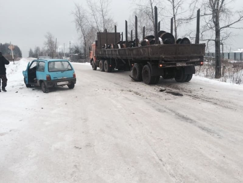 Водитель «Оки» остался жив и почти невредим после столкновения с «Камазом»