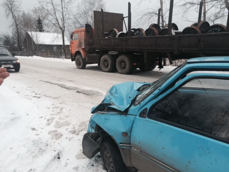 Водитель «Оки» остался жив и почти невредим после столкновения с «Камазом»