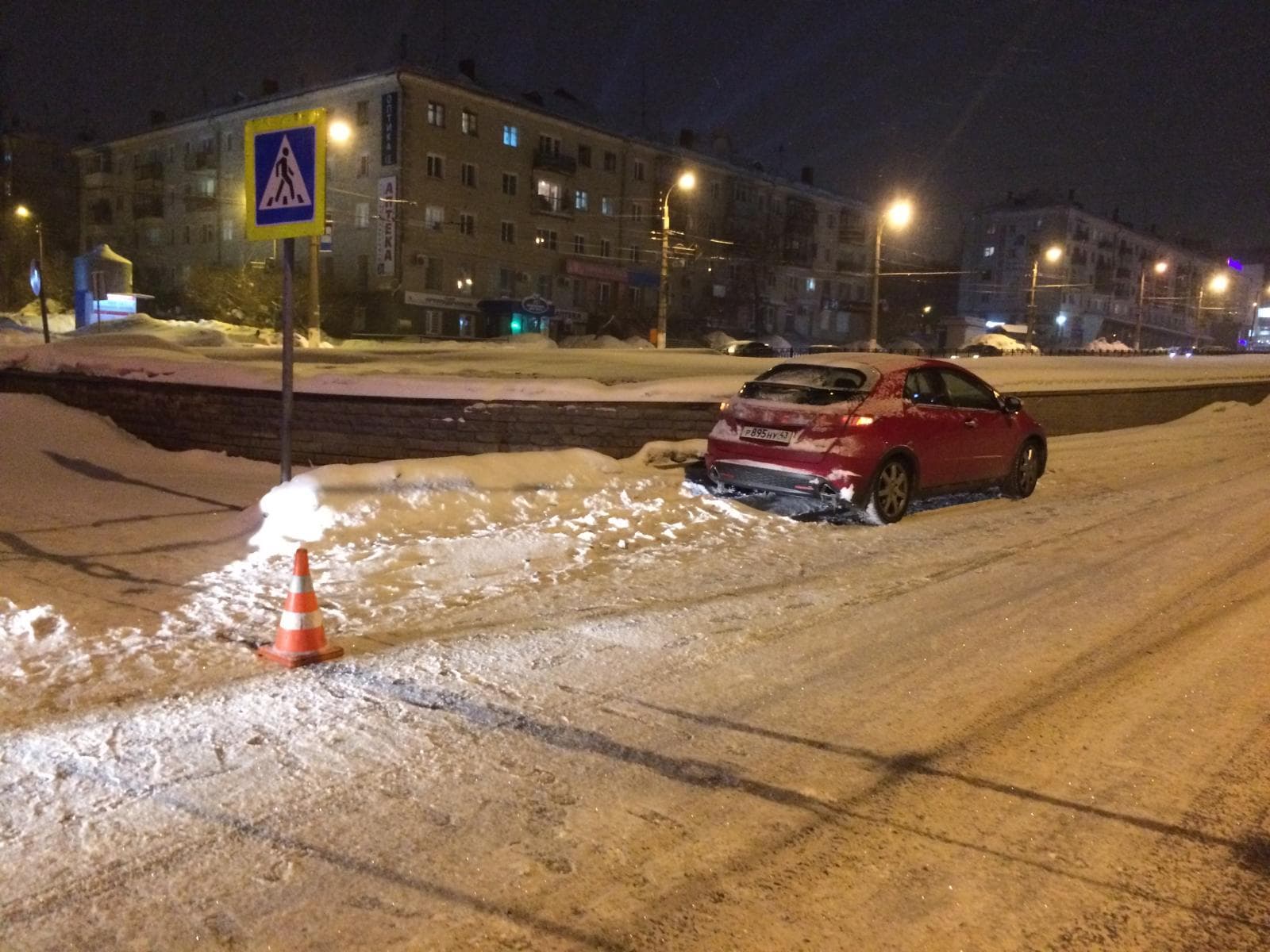 На Октябрьском проспекте Honda сбила девушку