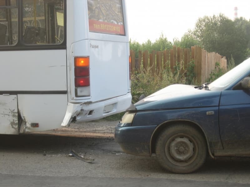 «Десятка» догнала автобус с пассажирами