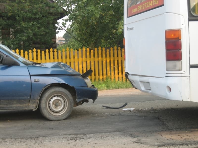 «Десятка» догнала автобус с пассажирами