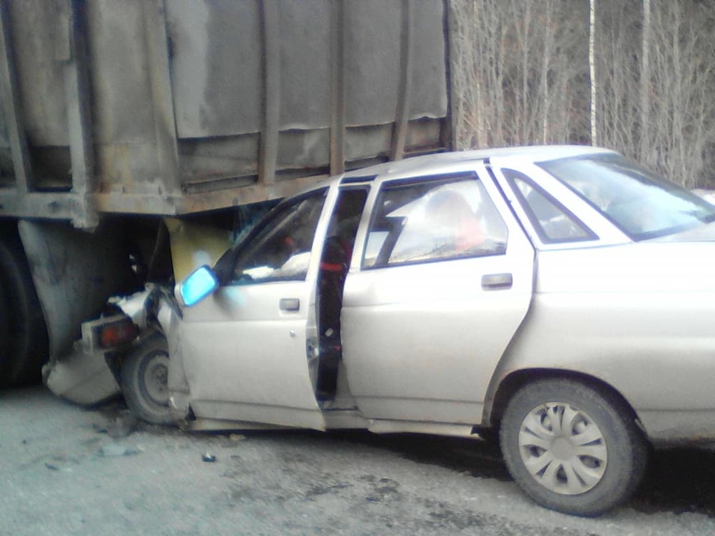 «Десятка» врезалась в стоящую на обочине фуру 