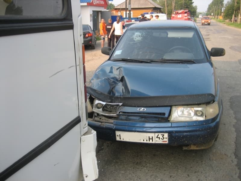 «Десятка» догнала автобус с пассажирами