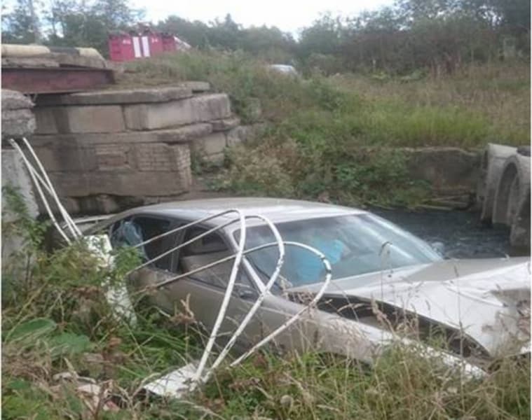 Пьяный водитель на Opel рухнул с моста через реку