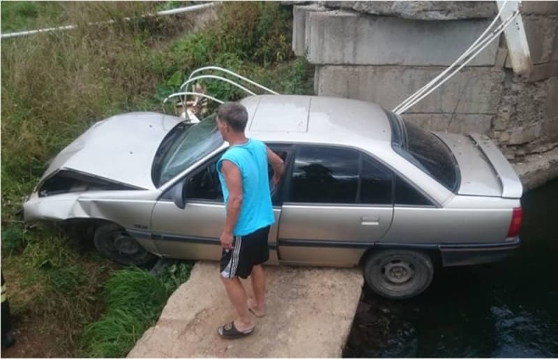 Пьяный водитель на Opel рухнул с моста через реку