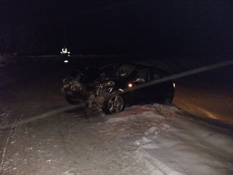 Иномарку вынесло на встречную полосу под грузовик