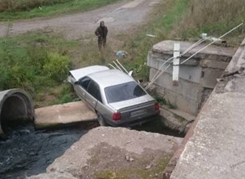 Пьяный водитель на Opel рухнул с моста через реку