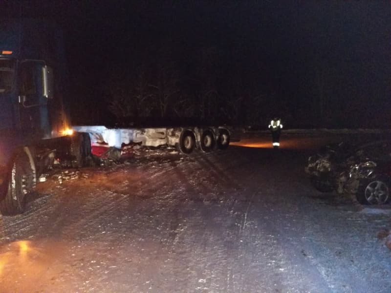 Иномарку вынесло на встречную полосу под грузовик