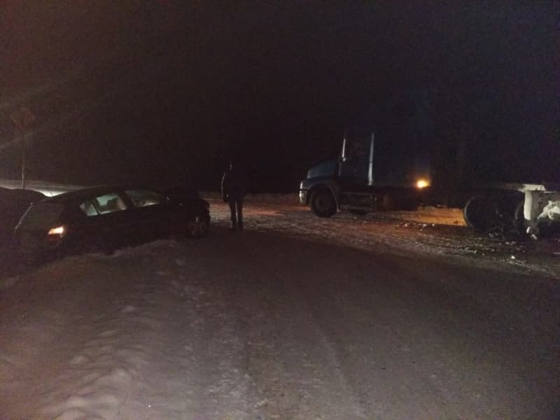 Иномарку вынесло на встречную полосу под грузовик