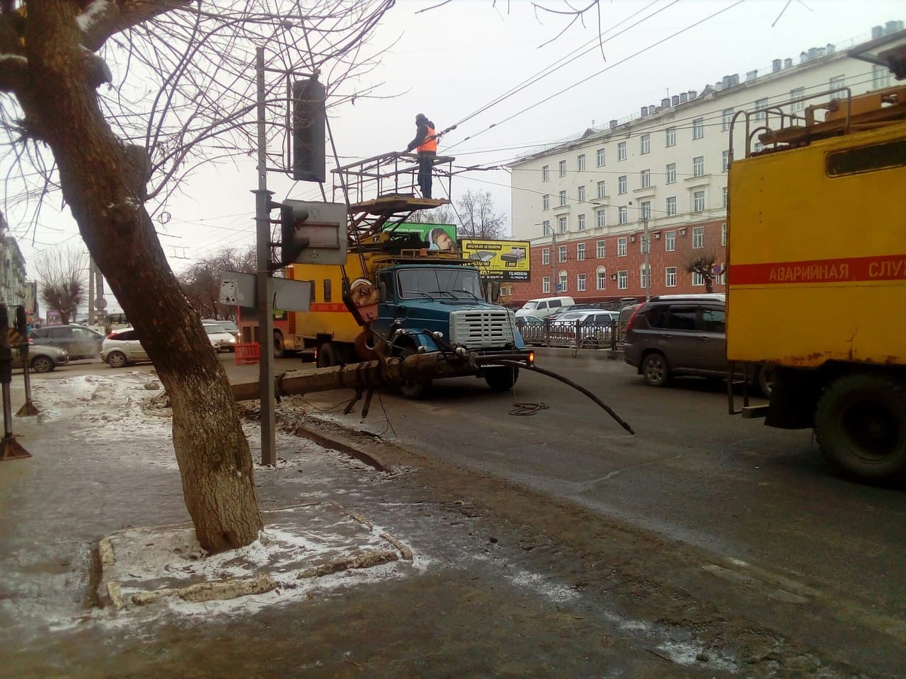 Пробка на Октябрьском проспекте: на дорогу упала опора ЛЭП
