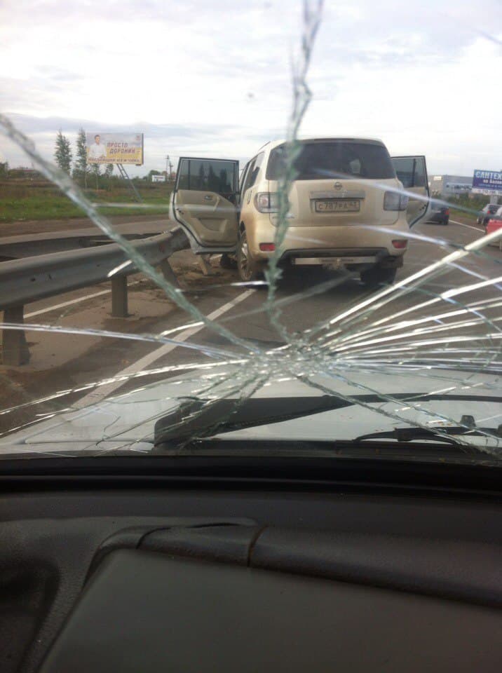 Карма? Припаркованный на тротуаре Nissan попал в серьезную аварию