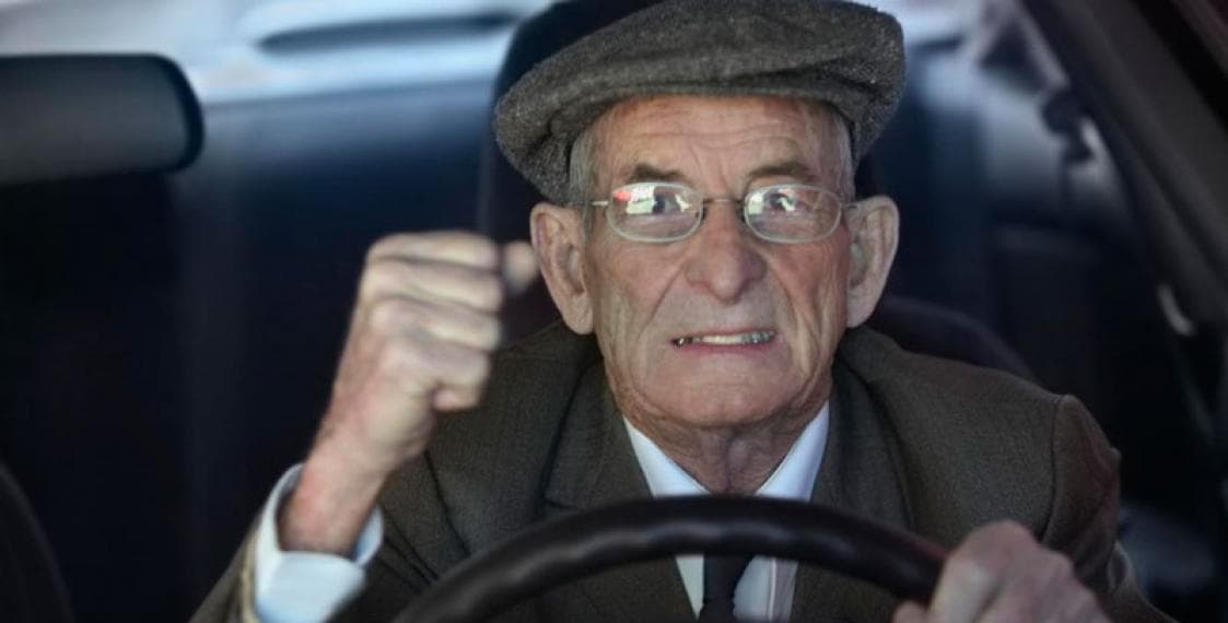 Пенсионеров выделят в автомобильном потоке