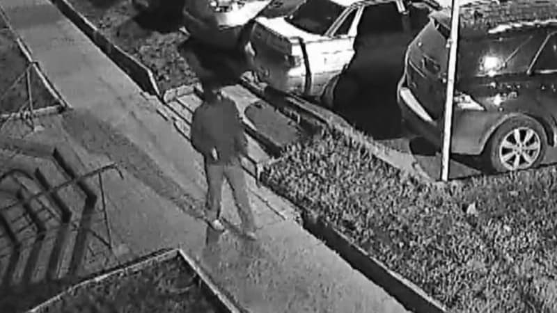 Разыскивается мужчина проткнувший колеса стоящей у дороги машины