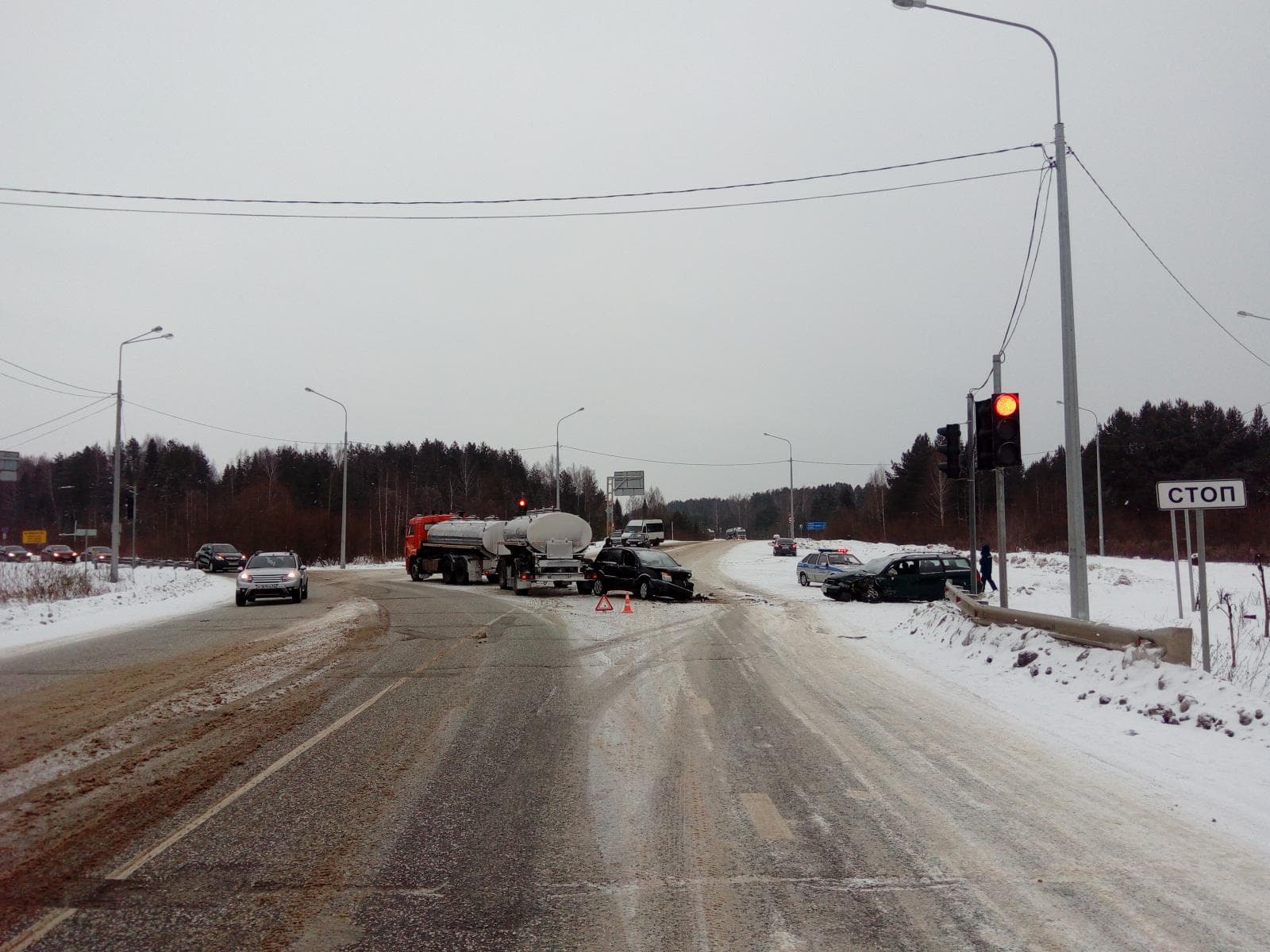 Поворачивающий «Камаз» cпровоцировал серьезную аварию на Казанском повороте
