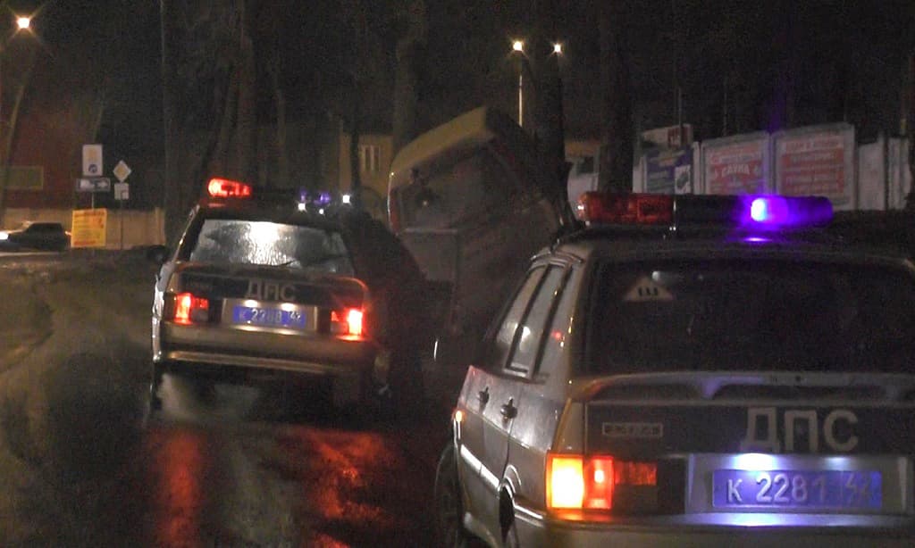 ДПС смогли остановить машину нарушителя лишь прострелив колёса