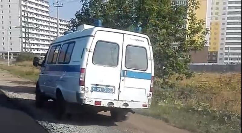 Обгон по обочине. На Лесной и полиция не брезгует нарушать