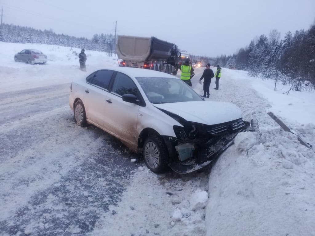 На трассе Киров - Советск Polo врезался в отбойник