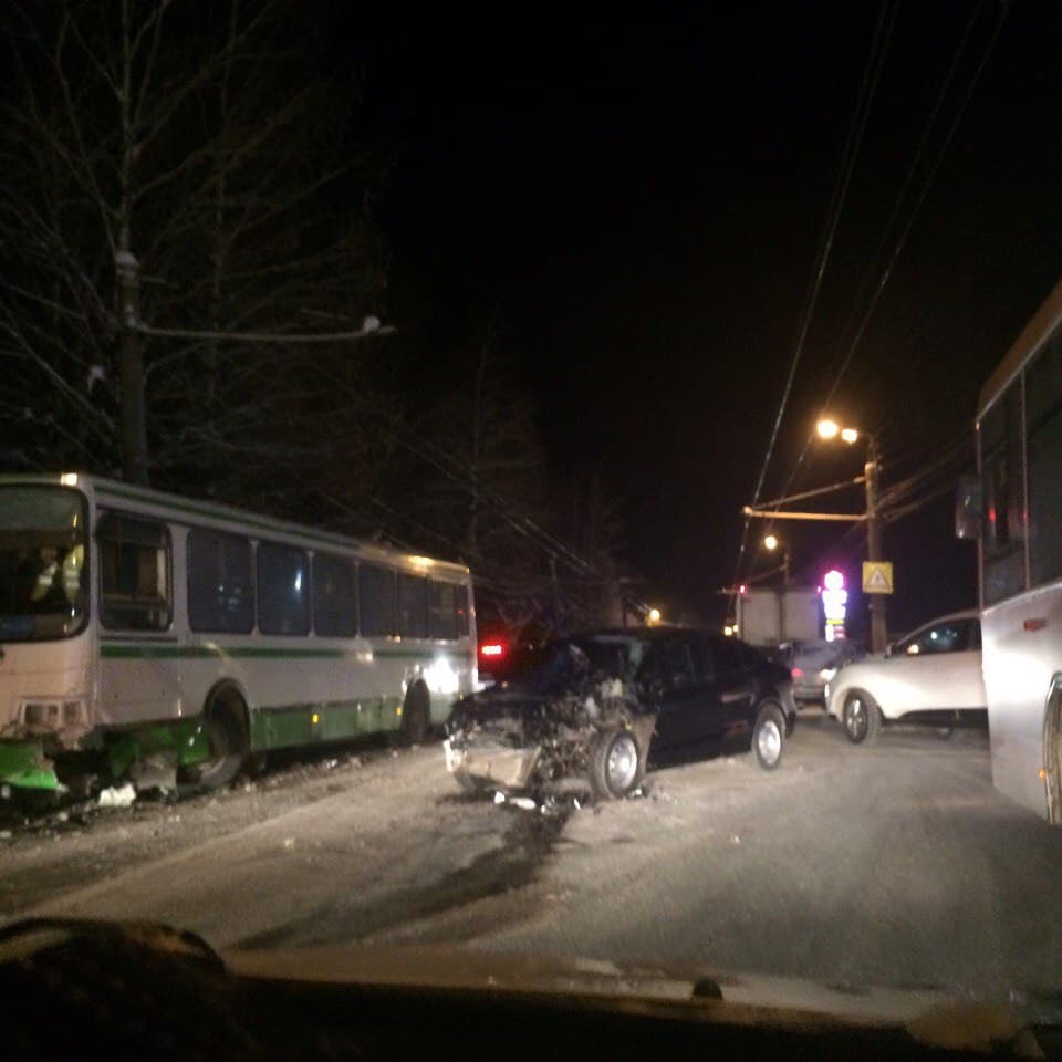 В столкновении с автобусом у «Простора» погиб водитель Volkswagen Polo