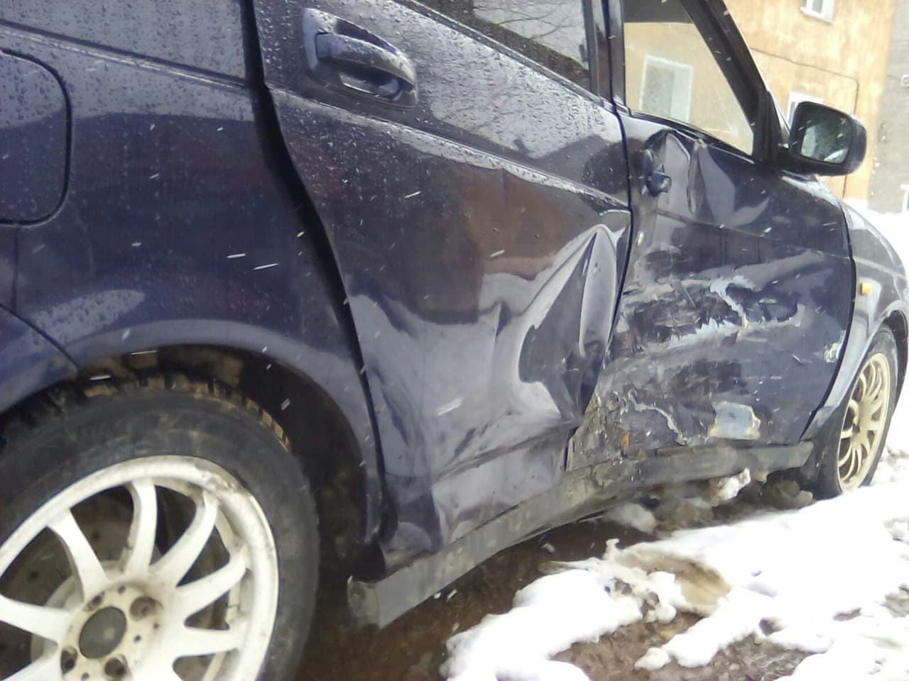 На Дзержинского пьяный водитель врезался в Lada Priora