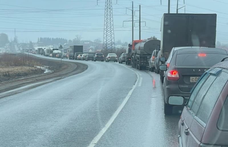 Кировчан предупреждают о "бесконечной" пробке на Казанском повороте