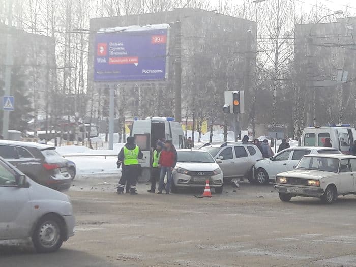 На перекрестке Московской и Производственной произошло ДТП с участием 5 машин