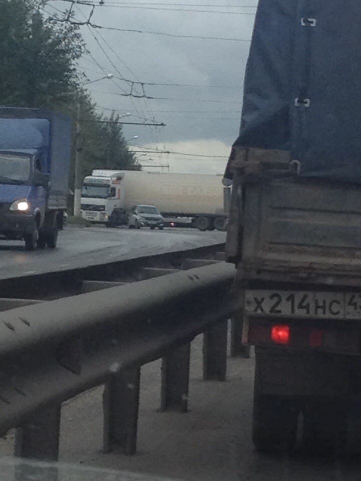 Фура на Производственной перегородила половину улицы