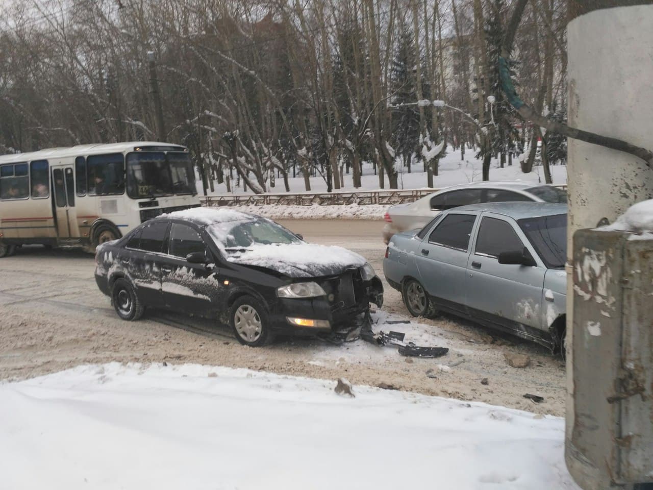 Изо дня в день на Производственной бьются машины