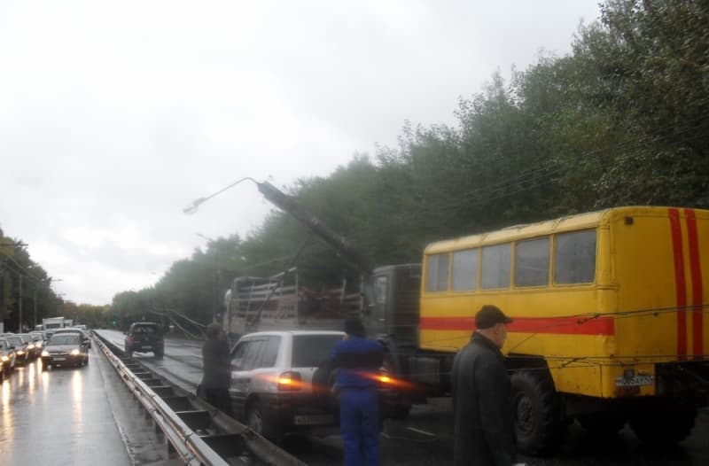 Опору на Производственной уронил длиномер