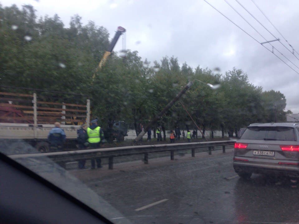Накренившийся столб парализовал движение транспорта в районе Производственной