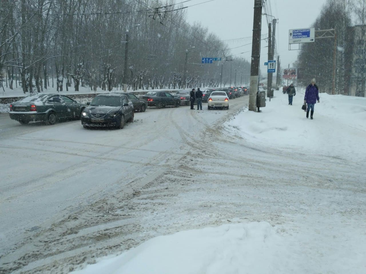 Изо дня в день на Производственной бьются машины