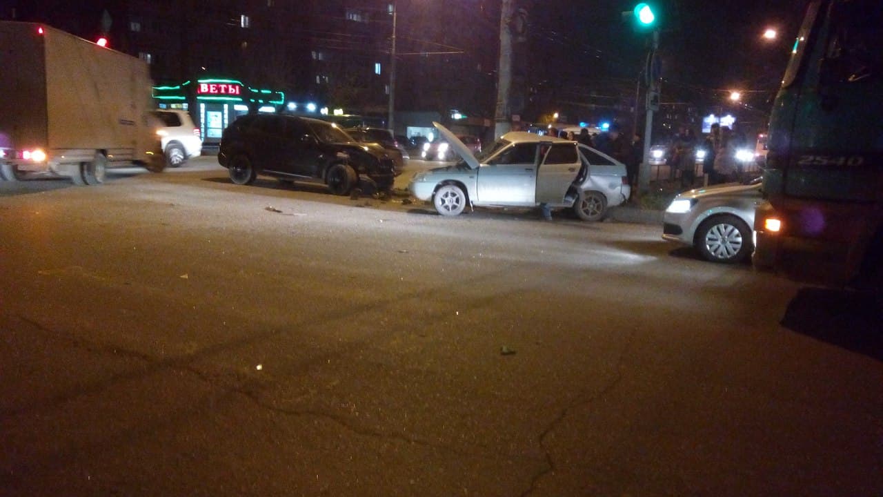 На Октябрьском проспекте BMW X5 протаранил ВАЗ-2112