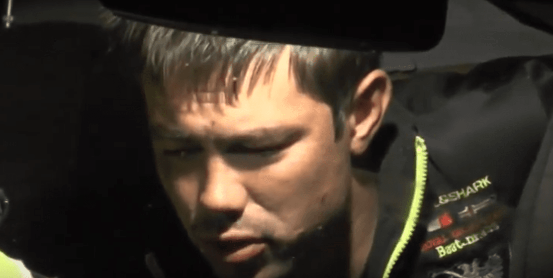 Пьяный водитель пытался убежать от инспекторов, но упал в лужу