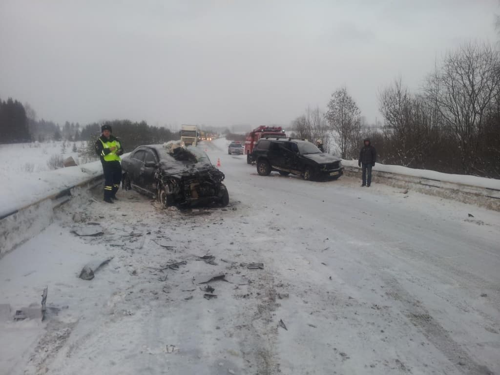 Водитель пытался уйти от лобового столкновения и устроил аварию