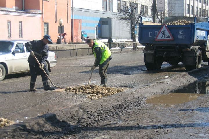 Администрация Кирова просит убрать машины с ремонтируемых дорог