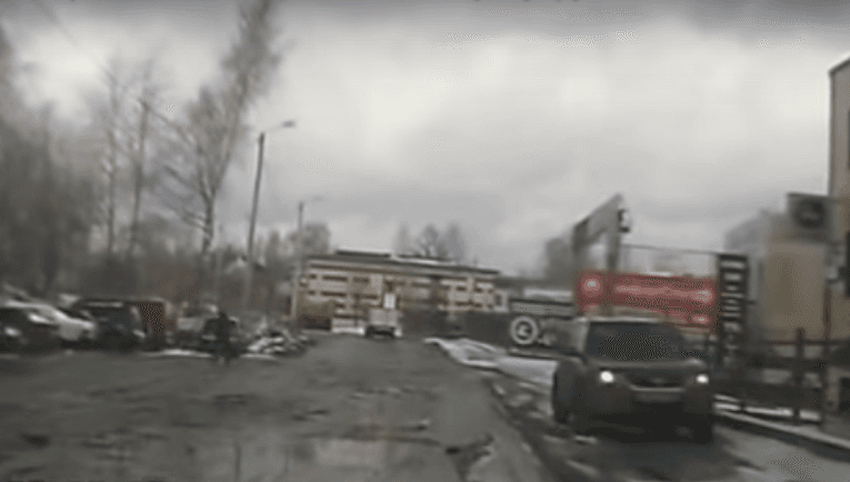 Северное кольцо: водители вынуждены объезжать ямы по тротуару