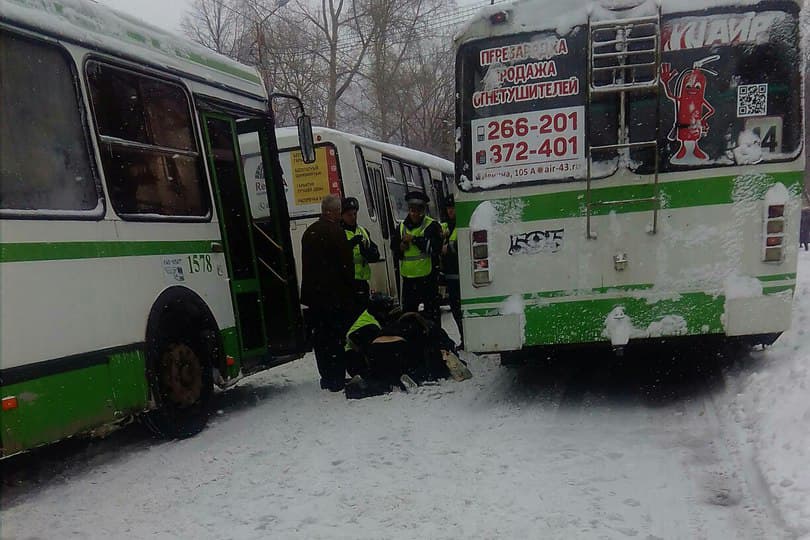 Вылетевшая из-под колеса автобуса железка сломала женщине бедро