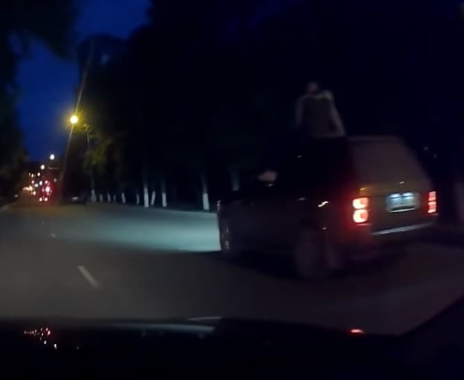 По Октябрьскому проспекту проехал внедорожник с людьми на крыше