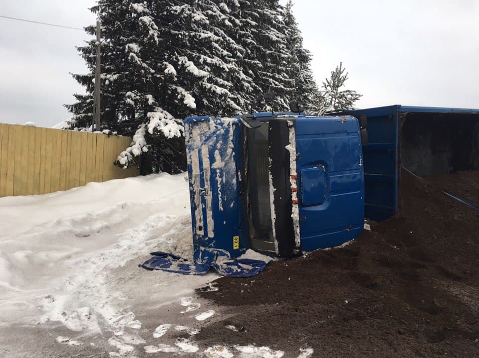 В Салтыках на трассе Киров - Слободской столкнулись 4 машины