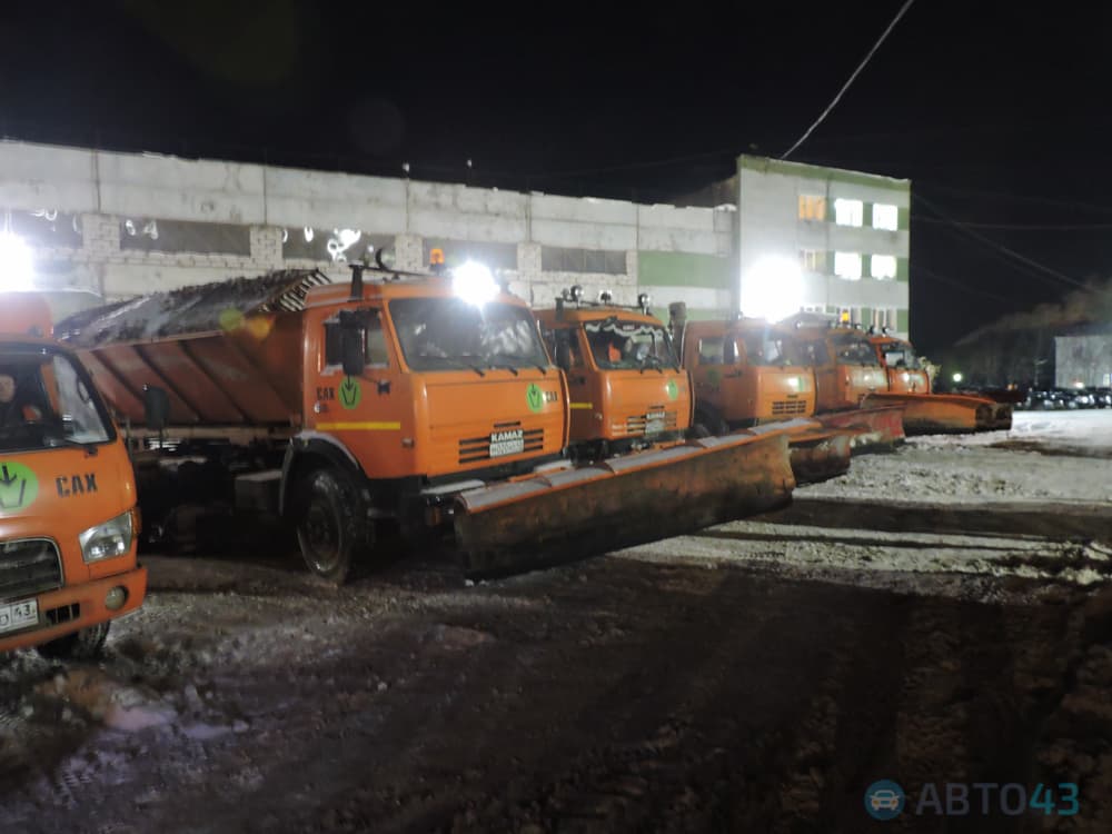 Спецтехника готова к снегопадам. Но прошлогодний коллапс может повториться