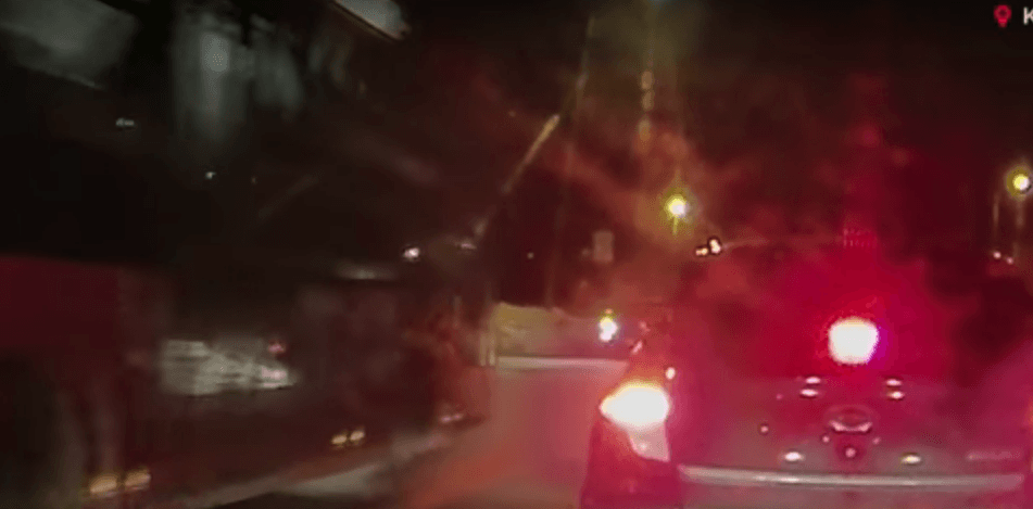 В Сети появилось видео аварии, где автобус сбивает бабушку с ребенком