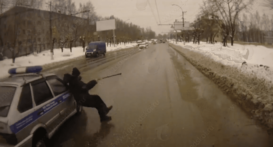 Авария, где машина Росгвардии сбивает человека попала на видео