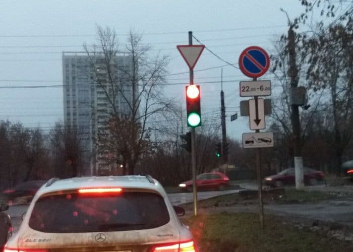 «Стой - едь»: что делать, если горят красный и зеленый одновременно?